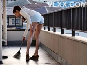 Bố thường xuyên đi làm ăn, cậu con trai ở nhà an ủi má kế cô đơn